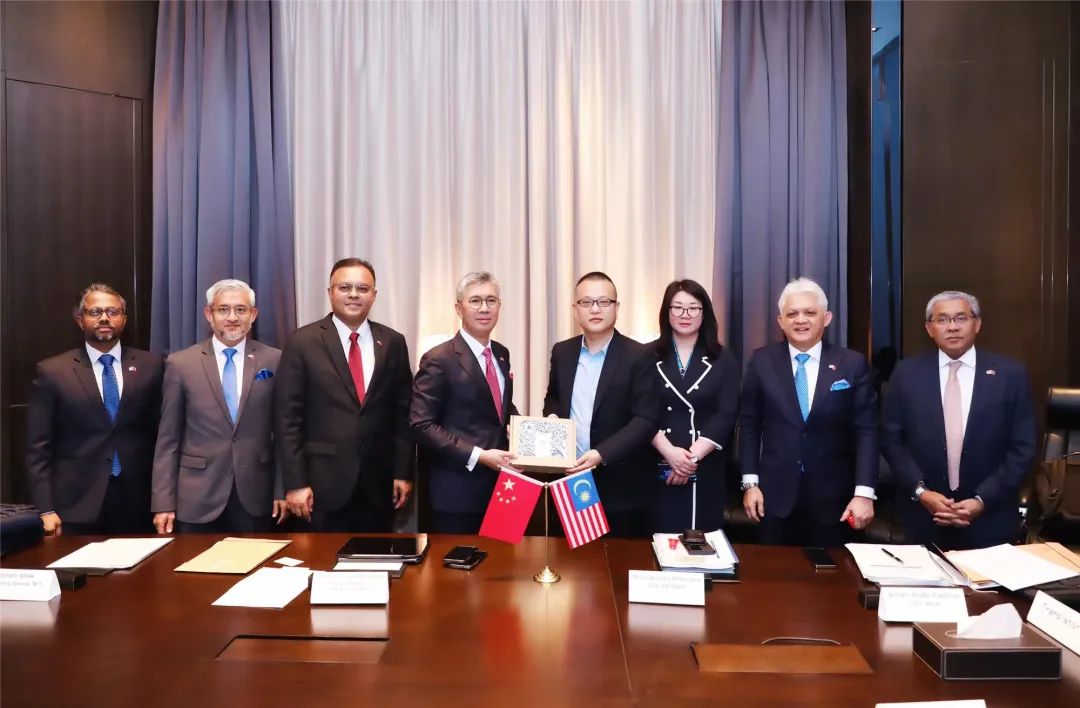 國(guó)聯股份董事(shì)/高(gāo)級副總裁王挺先生(shēng)一(yī)行(xíng)應邀與馬來(lái)西(xī)亞貿工(gōng)部部長(cháng)東(dōng)姑紮夫魯先生(shēng)會(huì)談
